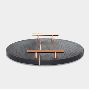 Plateau décoratif rond en bois foncé avec poignées en cuivre et incrustation centrale, style moderne - Product Image 1