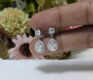 Boucles d'oreilles pendantes pour femmes avec diamants de laboratoire ronds et en forme de poire de 2 carats, en or blanc massif 14 carats, serties halo. - Product Image 4