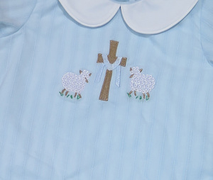 Ensemble de vêtements pour garçon, ensemble de vêtements en coton bleu clair pour garçon avec broderie de croix et de mouton, haut à manches courtes et short, tenue décontractée - Product Image 2
