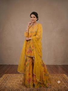 Ensemble de robe de mariée traditionnelle indienne pakistanaise pour femmes, imprimé floral jaune, coupe ample, longueur au sol, tenue ethnique en coton - Product Image 1