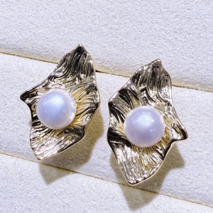 Boucles d'oreilles en perles d'eau douce naturelles de Zhuji, design feuille, luxe léger, aiguille en argent S925, vente en gros - Product Image 2