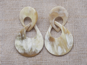 Modernos pendientes ecológicos hechos a mano con forma de espada de cuerno de búfalo para bodas, fiestas, regalos de compromiso de Perfect Enterprises. - Product Image 4