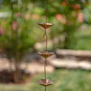 Cadena de lluvia de hierro hecha a mano y duradera para decoración de jardines, que guía el agua de la lluvia desde las canalones del techo a los recipientes de drenaje en el suelo. - Product Image 3