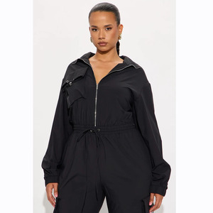 Survêtement noir ample pour femme avec col zippé et poches latérales, style streetwear décontracté - Product Image 5