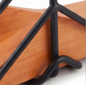 Porte-serviettes design vintage en acier inoxydable avec base en bois et finition noire, parfait pour la décoration de table de mariage et l'usage domestique - Product Image 2