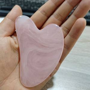 Outil de massage facial Gua Sha en résine verte fait main avec logo gratuit, personnalisable avec le logo Debian, idéal pour les cadeaux de Noël - Product Image 1