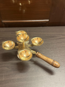 Lámpara Diya Tradicional de Latón para Panch Aarti, con Cinco Cuencos, para Rituales Hindúes de Pooja, Porta Ofrendas de Aceite/Ghee con Asa de Madera, para Templo Indio - Product Image 4
