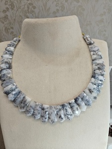 Collier en opale dendritique le plus vendu, pierres précieuses blanches facettées et motifs de branches foncées distinctifs pour la vente en gros de bijoux de mode - Product Image 1