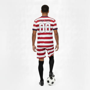 Ensemble uniforme de football personnalisé pour hommes, en polyester léger et respirant, imprimé numériquement par transfert thermique, idéal pour l'été – Vente en gros - Product Image 4