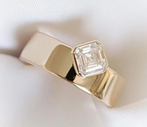 Anillo de banda ancha con diamante CZ blanco talla Asscher en diseño de engaste engastado, elegante joya de compromiso, regalo de cumpleaños - Product Image 2