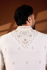 Manteau Sherwani en pastel doux multicolore blanc cassé, avec ceinture en maille diamantée et motif médaillon Paisley, toucher divin - Product Image 2