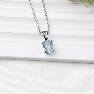 Pendentif solitaire en argent sterling 925 massif avec topaze bleue naturelle ovale sertie à griffes, collection Memoria Jewels, vente en gros - Product Image 6