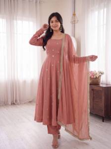 ชุดเดรส Anarkali ผ้าไหมครีมปักลายสไตล์อินเดีย-ปากีสถาน พร้อมผ้าคลุมไหล่ ตัดเย็บสำเร็จสำหรับงานแต่งงานและงานเลี้ยงสำหรับผู้หญิง - Product Image 3