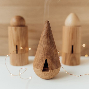 Diffuseur d'arômes en bois minimaliste en forme de goutte d'eau, mettant en valeur les textures naturelles du chêne, parfaitement complété par des lumières féériques festives - Product Image 1