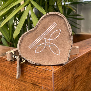 2024 porte-monnaie en cuir suédé à la mode de style occidental pour les femmes Portable en cuir véritable en forme de coeur pochette à monnaie - Product Image 3