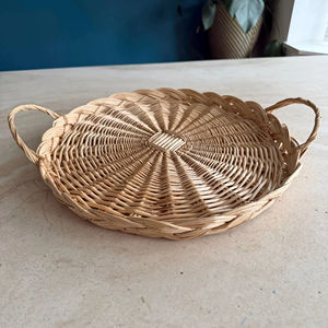 Grand plateau rond en rotin, idéal pour une présentation en centre de table sur une table à manger ou une table basse, avec des bougies ou des objets décoratifs. - Product Image 1