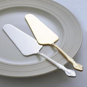 Couteau à gâteau en acier inoxydable artisanal avec finition polie lisse, assurant une préparation hygiénique et fiable des desserts - Product Image 4