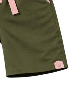 ชุดเซ็ตเสื้อกล้ามและกางเกงขาสั้นสีเขียวมะกอกสำหรับผู้ชาย แต่งขอบสีชมพู พร้อมเชือกผูกเอว ชุดลำลองฤดูร้อนผ้าฝ้ายสองชิ้น - Product Image 6