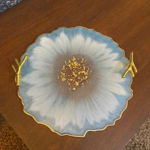 Plateau en résine artisanal, durable et élégant, idéal pour servir, organiser et décorer la maison, disponible à la vente en gros. - Product Image 4