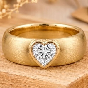 Bague Chevalière Minimaliste en Or Massif 10K 14K 18K avec Diamant de Laboratoire Taille Cœur Certifié IGI Couleur DEF Pureté VS VVS - Product Image 1