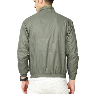 Veste coupe-vent légère pour l'hiver avec une coupe ajustée et un design résistant aux intempéries pour un usage quotidien en extérieur - Product Image 2