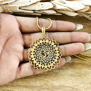 Collier ethnique en laiton plaqué or 18 carats pour femme, pendentif Om bohème très demandé, motif lotus sacré mandala filigrané, vente en gros OEM ODM - Product Image 2