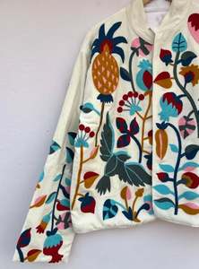 Veste en velours brodée de style indien Suzani de haute qualité, veste ethnique tendance bohème faite à la main, vêtement d'extérieur de qualité supérieure - Product Image 3