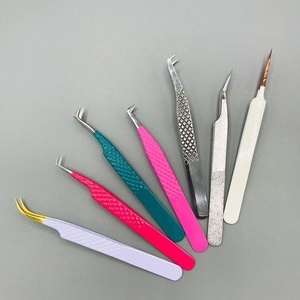 Pinces à cils en acier inoxydable de couleur personnalisée RM Industries RMI-EET0028, design cœur, pour extensions de cils, vente en gros - Product Image 1