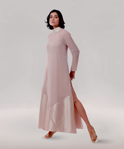 Robe longue rose élégante de style western avec col montant et panneaux structurés, idéale pour les tenues décontractées et habillées de jour - Product Image 4