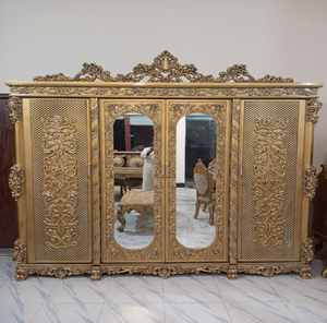 Armoire en bois doré antique de style régale, avec panneaux texturés et portes miroir, disponible à prix de gros. - Product Image 1