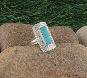 Bague Shree Jaipur en argent sterling 925 avec turquoise naturelle rectangulaire, sertie clos, texture martelée classique, forme bouclier plat, pour soirée - Product Image 3