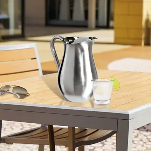Pichet à eau en acier inoxydable au design minimaliste avec poignée pour usage hôtelier et hôtellerie, à usage décoratif - Product Image 3