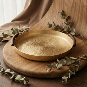 Plateau de service portable de luxe en laiton martelé fait main avec poignées en bois, finition métallique polie, usage résidentiel, décoratif pour l'Aïd et le Ramadan - Product Image 1