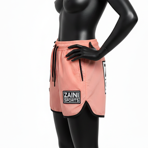 Shorts coupe-vent pour femmes en tissu polyester tissé, respirant, avec empiècements latéraux noirs et patch logo personnalisé. - Product Image 3