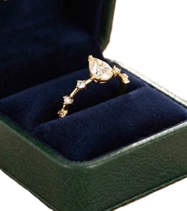 Anillo de Compromiso Minimalista con Diamante Cultivado en Laboratorio de Corte Brillante en Forma de Pera de 0.50 ct y Corte Redondo de 0.10 ct, Oro Sólido de 10K, 14K o 18K - Product Image 1