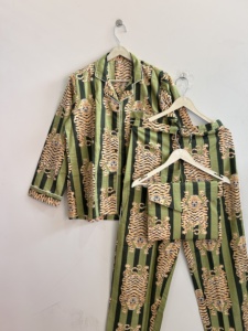 ชุดนอนผ้าฝ้ายอินเดียเนื้อนุ่ม เสื้อและกางเกงขายาวพร้อมกระเป๋าใส่ของ ชุดลำลองสำหรับพักผ่อน ชุดนอนสำหรับทุกเพศ - Product Image 5