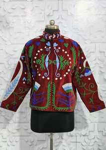 เสื้อแจ็คเก็ตปักกำมะหยี่สีแดงสำหรับผู้หญิง – เสื้อโค้ทลายชนเผ่าซูจานีหลากสีทำมือ - Product Image 2