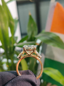 Anillo de Diamantes con Corte Cojín en Oro Blanco con Piedras Laterales, Elegante Joyería de Compromiso para Mujer, Diseño Personalizado de Primera Calidad - Product Image 4