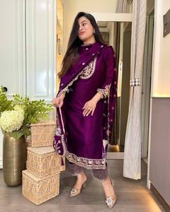 Ensemble Kurta et pantalon pour femme, brodé violet, style traditionnel indien pakistanais, coupe ample, longueur au sol, en coton, tenue de mariage - Product Image 2