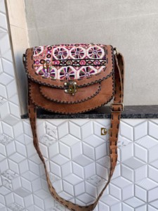 Bolso bandolera de cuero genuino hecho a mano para mujer, bolso de diseñador multiusos con bordado elegante, inspirado en gitano - Product Image 4
