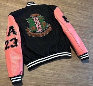   Veste universitaire en cuir rose avec manches en laine 1908, crème, noire, avec patch perlé, broderie chenille, logo personnalisé - Product Image 2