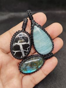 Collar de Macramé con Piedra de Labradorita en Forma de Lágrima, Estiloso y Moderno - Product Image 3