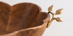 Bol à salade en bois de noyer foncé, design festonné floral, avec accents de feuilles et de branches - Product Image 4