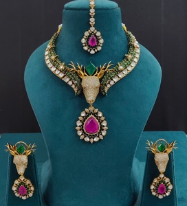 Collar de calidad premium con aretes y maang tikka, hermoso motivo animal, apariencia lujosa, perfecto para bodas y fiestas. - Product Image 2