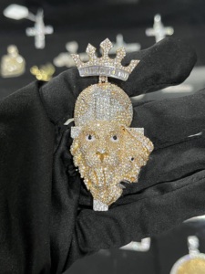 Pendentif Breloque Hip Hop Plaqué Or en Forme de Couronne Moissanite Iced Out avec Micro-Incrustation Ronde Brillante, Chaînes Unisexe - Product Image 1