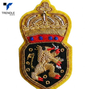 Badge en feutre non tissé de forme irrégulière, brodé à la main en 3D, avec couronne et lion, à coudre, de qualité supérieure - Product Image 5