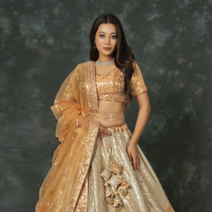 ชุดเลเฮนกา โจลี ดูปัตตา ผ้าไหมประดับตกแต่งแบบดั้งเดิมของอินเดีย ออกแบบโดยดีไซเนอร์ชาวอินเดีย |   ชุดงานแต่งงานประดับเลื่อมลายซารีสำหรับผู้หญิง - Product Image 2