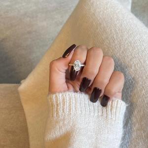 Anillo de Diamante Cultivado en Laboratorio de Corte Ovalado de 3.35 Quilates _ Halo Oculto y Piedras Laterales Pavé _ Oro Blanco de 14k _ Certificado IGI Color VVS2 Claridad - Product Image 6