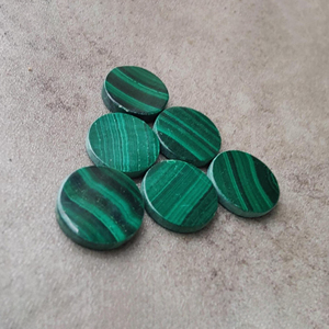 มาลาไคต์ธรรมชาติทรงกลมแบบคาโบชอง ด้านหลังแบน เจียระไนแล้ว เป็นอัญมณีสีเขียวสำหรับเครื่องประดับ มีทุกขนาด - Product Image 1