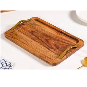 Plateau de service en bois de qualité durable avec finition naturelle et poignée dorée, idéal pour la restauration et la décoration de table. - Product Image 5
